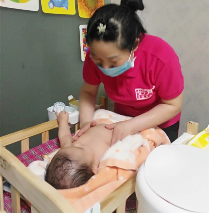工作中的月嫂